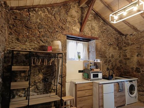 eine Küche mit Herd und Mikrowelle in der Unterkunft Tu rincón favorito, en Villa de Agüimes in Agüimes