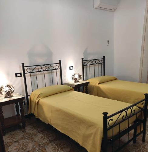 two beds sitting next to each other in a room at Domus Pisana in Pisa