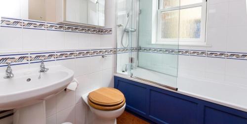 ein Badezimmer mit Toilette und Waschbecken in der Unterkunft Waterfront Cottage in Aldeburgh