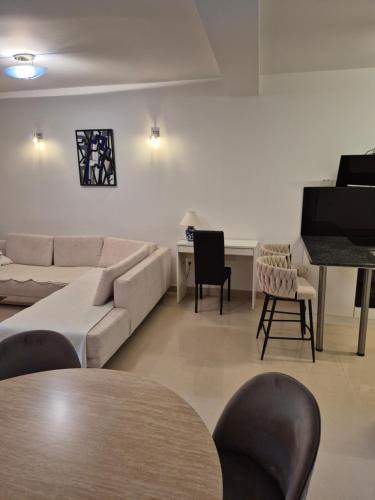 Saint James Apartment