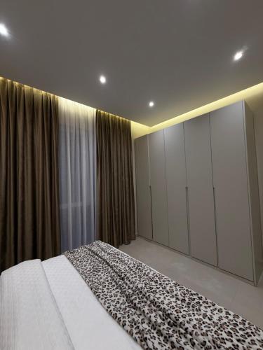 sypialnia z dużym łóżkiem i białymi szafkami w obiekcie Seaside Apartment w mieście Golem