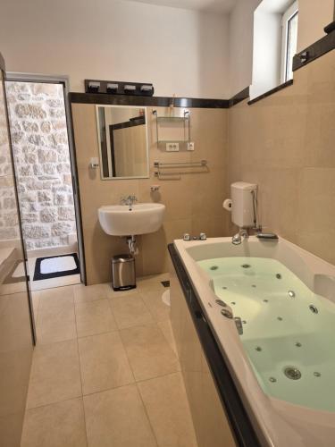 Ένα μπάνιο στο Saint James Apartment