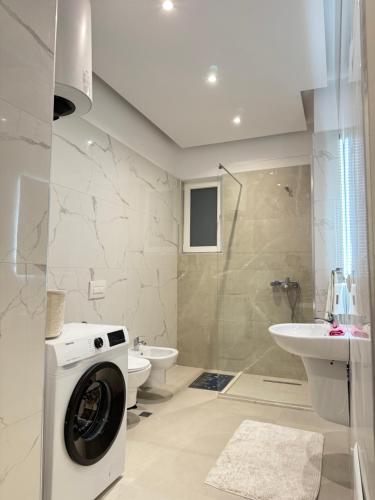 łazienka z pralką i umywalką w obiekcie Seaside Apartment w mieście Golem