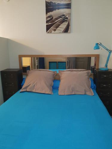 - une chambre avec un lit bleu et 2 oreillers dans l'établissement Studio climatisé intramuros, à Avignon