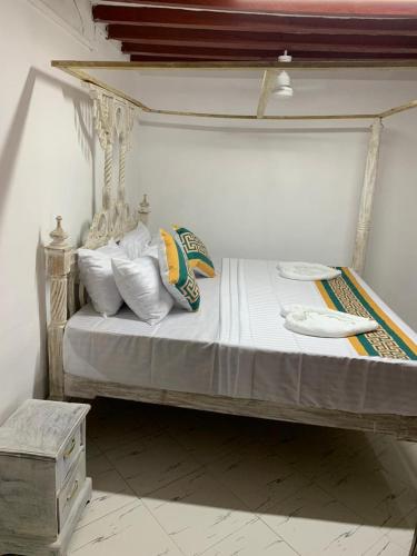 Postel nebo postele na pokoji v ubytování Fatnaish Tamarind Apartment