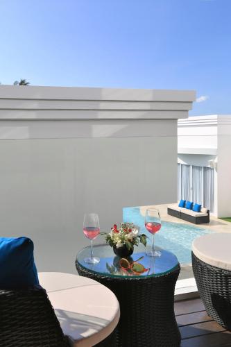Minuman di The Privilege Hotel Ezra Beach Club