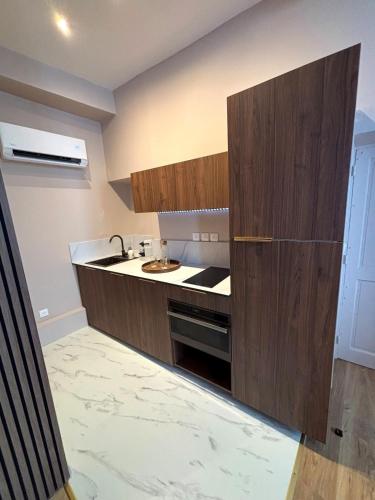 a kitchen with a sink and a counter at Blue Note - Le Jazz au cœur de Vienne - Videoprojecteur - Hypercentre in Vienne
