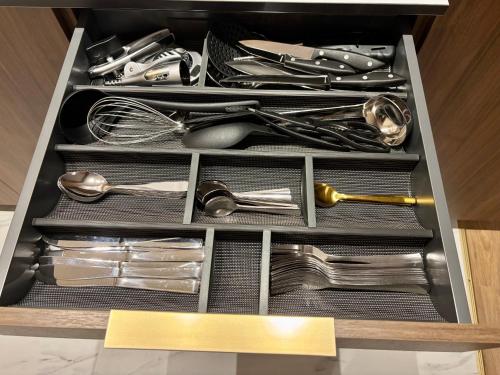 a drawer full of utensils in a kitchen at Blue Note - Le Jazz au cœur de Vienne - Videoprojecteur - Hypercentre in Vienne