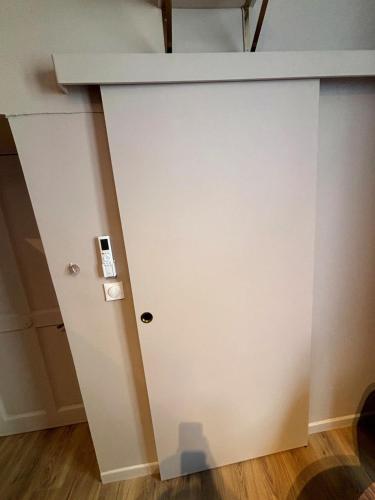 a room with a white door with a counter at Blue Note - Le Jazz au cœur de Vienne - Videoprojecteur - Hypercentre in Vienne