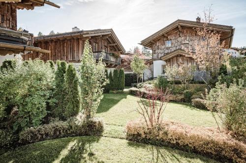 a garden in front of a house at Hüttendorf Ladizium in Ladis