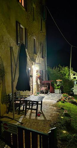 a picnic table and an umbrella in front of a building at La Dimora di Beatrice in Santa Brigida
