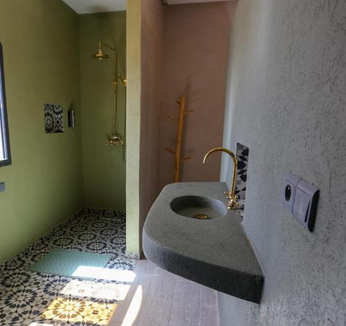 a bathroom with a stone toilet in a room at ZEN 4 Rooms 8 Beds Near Marrakesh 