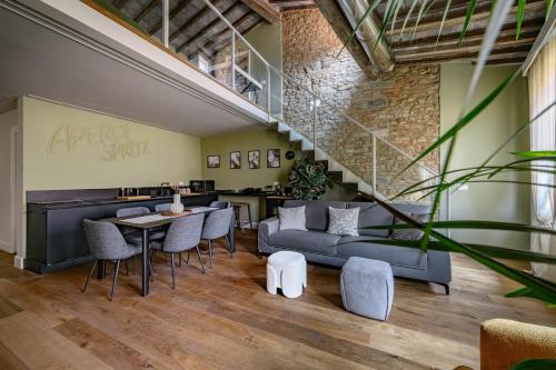 Ruang duduk di Il Parione Luxury Apartment with view, Florence
