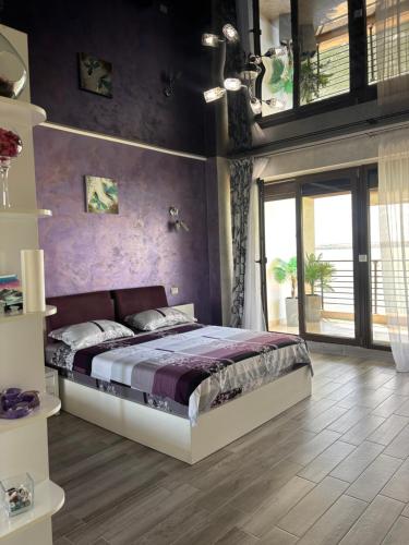 Postel nebo postele na pokoji v ubytování Mamaia Lake Deluxe