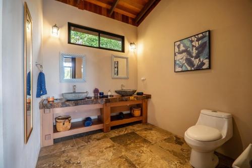 a bathroom with two sinks and a toilet at Getaway & Ocean Breeze - Secluded & Natural Charming - 2 bedrooms in Barú