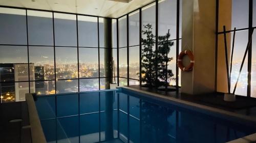 einen Pool mit Stadtblick in der Unterkunft Apartamento bellamente decorado en la zona 10 in La Aurora
