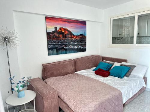 un letto in una camera con divano e quadro di Playa de San Juan JULIA ad Alicante