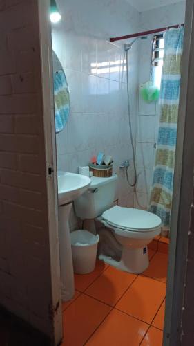 a bathroom with a toilet and a sink at Ciudad Satelite I Tranquilidad I Supermercados in Maipú