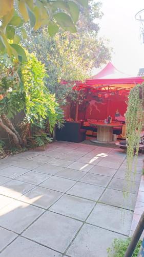 a patio with a red tent and a picnic table at Ciudad Satelite I Tranquilidad I Supermercados in Maipú