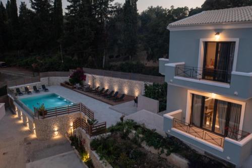 eine Villa mit Swimmingpool und ein Haus in der Unterkunft Melina Suite Corfu in Kanálion
