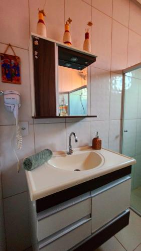 a bathroom with a sink and a mirror at Cantinho do Pequeno Arthur in Lençóis