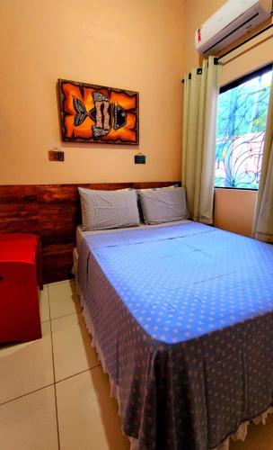 a blue bed in a room with a window at Cantinho do Pequeno Arthur in Lençóis