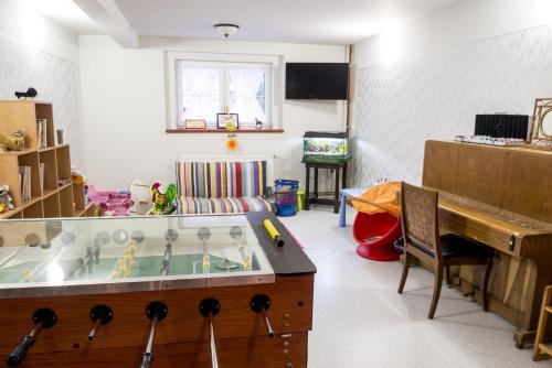 TV a/nebo společenská místnost v ubytování Horský Hotel Dobrá Chata