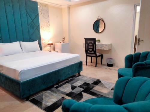 un dormitorio con una cama y una silla en Dazzy Dream Guest Houses, en Islamabad
