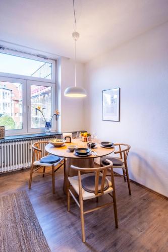a dining room with a table and chairs at Apartment, Schwelm, Neu, 1 Schlafzimmer, 3 Betten, 1 Badezimmer in Schwelm