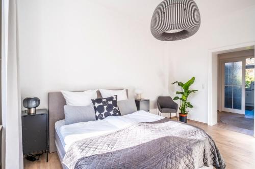 a bedroom with a bed and a pendant light at Apartment, Schwelm, Neu, 1 Schlafzimmer, 3 Betten, 1 Badezimmer in Schwelm