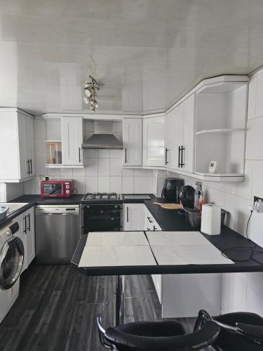 Кухня или мини-кухня в Marine Bed LFC Liverpool City Centre
