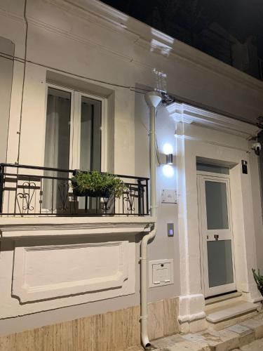 a building with a balcony with a plant on it at Apa Sicula in Avola