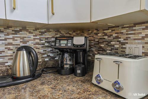 a coffeemaker and a coffee maker on a counter at Artiste B - Esquisse Moderne in Wendake