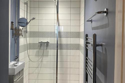 Ένα μπάνιο στο 1 Bed Flat - Sleeps 4 - Pets - Garden - Parking