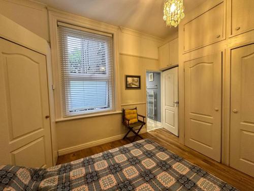 Ένα ή περισσότερα κρεβάτια σε δωμάτιο στο 1 Bed Flat - Sleeps 4 - Pets - Garden - Parking