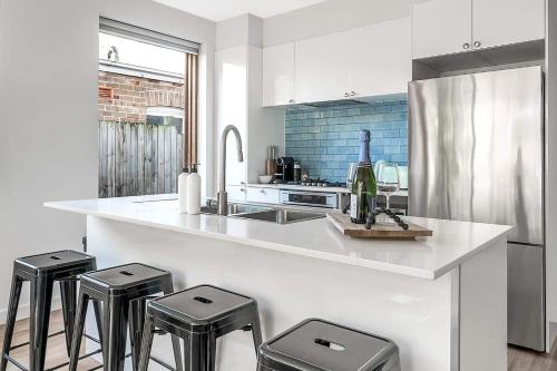 Η κουζίνα ή μικρή κουζίνα στο Artscape - Luxurious Bondi Beach Family Villa!