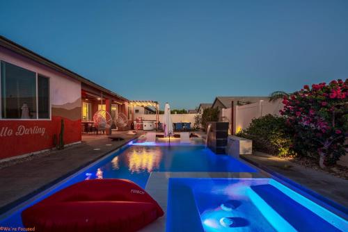 ein Schwimmbecken mit einem roten Kissen in der Mitte in der Unterkunft 5br3b Pool, 2mi To Fstvals, Ev Chrgr, Gym, Games in Indio