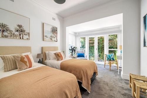 Ένα ή περισσότερα κρεβάτια σε δωμάτιο στο Artscape - Luxurious Bondi Beach Family Villa!