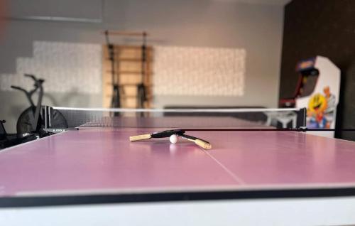 Tischtennis in der Unterkunft 5br3b Pool, 2mi To Fstvals, Ev Chrgr, Gym, Games oder in der Nähe