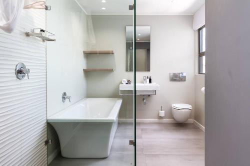 Ένα μπάνιο στο Sweet Greta - Terrace Apartment With Solar Power