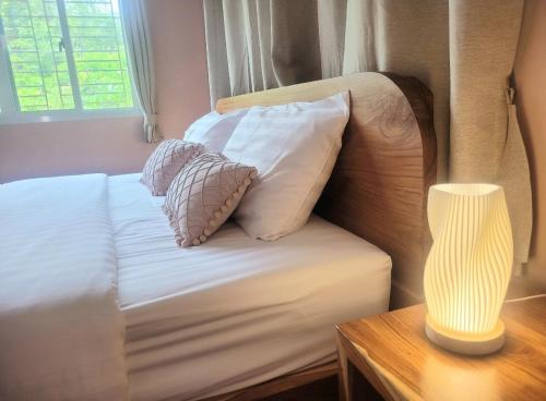 Voodi või voodid majutusasutuse Cozy Cottage Farm stay Suanphueng toas