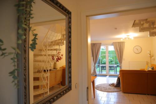 un miroir dans une pièce avec un salon dans l'établissement Ferienhaus De lüttje Mööv, à Dorum Neufeld
