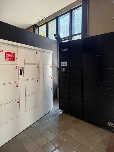 a row of lockers in a gymnasium at Hospede-se em Alphaville flat moderno com lazer in Barueri
