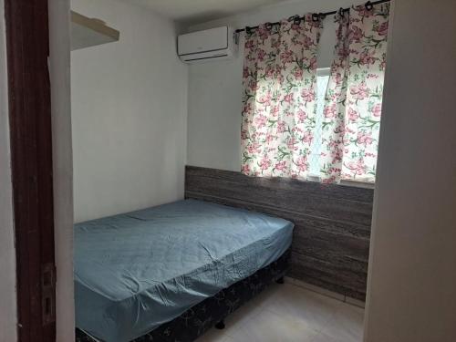 a small bedroom with a bed and a window at Apto aconchegante Belém in Belém