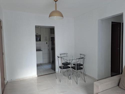 a dining room with a table and chairs at Apto aconchegante Belém in Belém