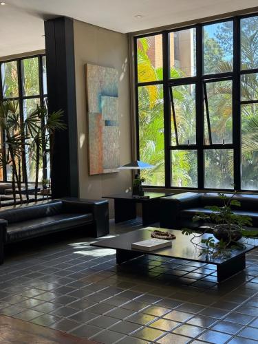 a living room with a couch and a coffee table at Hospede-se em Alphaville flat moderno com lazer in Barueri
