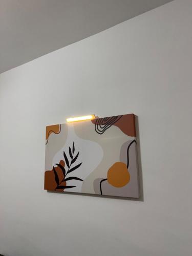 a mirror hanging on a white wall at Hospede-se em Alphaville flat moderno com lazer in Barueri