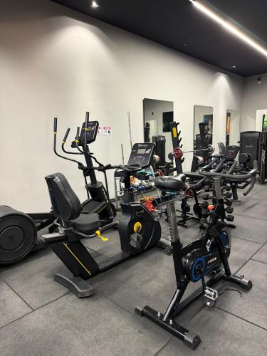 a gym with a bunch of exercise bikes in a room at Hospede-se em Alphaville flat moderno com lazer in Barueri