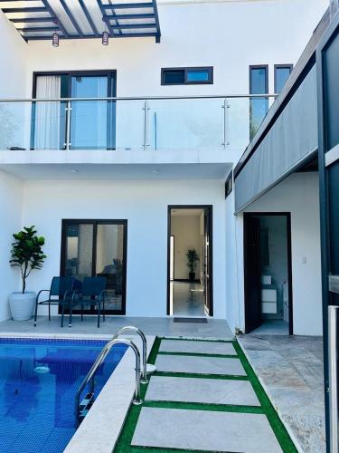 una casa con piscina delante en Casa Adriana, en Río Dulce