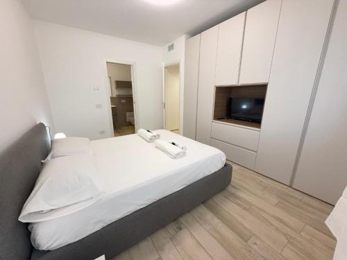 Postel nebo postele na pokoji v ubytování 2 Min Walk Chorus Life, with 2 Bedrooms and 2 Bath